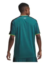 Remera deportiva Under Armour de la colección Challenger, color verde petróleo con detalles en negro y ribetes en verde neón. Presenta cuello redondo, mangas cortas y paneles de malla en las axilas para mayor ventilación. Confeccionada en tejido técnico de secado rápido con tecnología de control de olores.