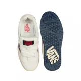 Championes Vans modelo Upland VNTG de estilo retro. Presentan una capellada de gamuza en color crema, con el icónico logo lateral en azul marino y detalles en rojo. Cuentan con una suela de plataforma en tono beige y una base de goma en azul marino, ofreciendo un diseño inspirado en el skate de los años 90.