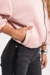 Campera tipo bomber de gamuza italiana, color rosado, con cierre metálico frontal, cuello redondo y mangas con puños fruncidos.