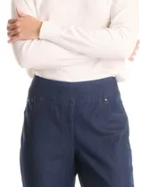 Pantalón tipo jegging de tencel en color azul oscuro, con pretina ancha elástica, bolsillos simulados en la parte delantera y bolsillos aplicados en la parte trasera. Presenta un corte al tobillo con ruedo desflecado.