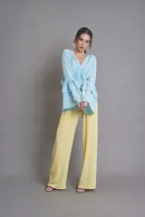 Pantalón palazzo amarillo pastel con cintura elastizada y lazo decorativo.