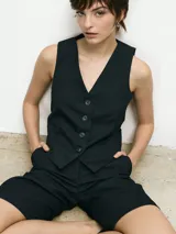 Bermuda negra de vestir con corte a la rodilla.