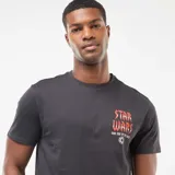 Remera de algodón color negro, de corte clásico y cuello redondo, con estampa frontal pequeña en el pecho con el logo de Star Wars en tonos rojos y el emblema del Imperio Galáctico.