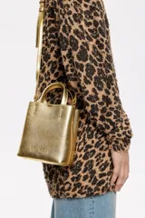 Bolso de mano mini color plateado, con doble asa corta y correa larga extraíble.