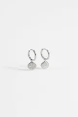 Aros de acero quirúrgico plateados con diseño de argolla pequeña y dije colgante en forma de moneda, decorado con strass incrustado.