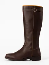 Bota de montar marrón de cuero con caña alta, puntera redondeada y hebilla decorativa en la parte superior.