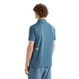 Chomba deportiva Diadora de manga corta, color azul, con cuello polo, cierre frontal con botones y detalle de ribete blanco en las mangas. Incluye logo de la marca bordado en el pecho.