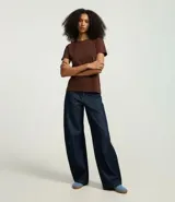 Remera básica de manga corta y cuello redondo, confeccionada en algodón de color celeste.