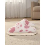 Pantuflas sin talón de peluche suave con estampado de manchas de vaca en tonos blanco y marrón, con suela de goma antideslizante.