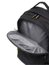 Mochila negra con dos compartimentos principales y un bolsillo frontal con cremallera. Presenta correas de compresión laterales con hebillas plásticas y correas ajustables para los hombros con acolchado Airmesh. Incluye un bolsillo interior acolchado para laptop y un asa superior. El logo CAT está centrado en el bolsillo frontal.