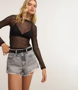Short de jean femenino de corte slim, con trabillas en la cintura, bolsillos y cierre delantero tradicional. Presenta detalles desgastados y terminación deshilachada.