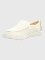 Zapatilla tipo slip-on de diseño casual, confeccionada en textil color beige con suela de EVA flexible y liviana. Presenta un diseño cerrado con tecnología ZeroG para mayor comodidad.