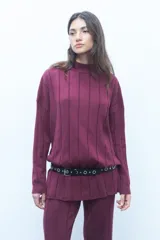 Sweater de tejido fino con textura rib, color bordó, de cuello alto y manga larga con diseño holgado.