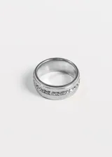Anillo dorado de acero quirúrgico con diseño calado y strass en el centro.
