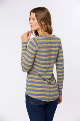 Remera de manga larga con cuello redondo, confeccionada en tejido con diseño de rayas horizontales en tonos azul, rojo y beige sobre una base jaspeada.