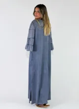 Vestido largo negro de corte holgado, con escote en V y mangas largas con volados en los puños.