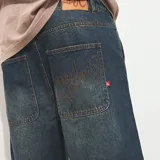 Pantalón de jean Quiksilver modelo Skater Ollie, color azul oscuro con efecto desgastado, de corte amplio y relajado tipo baggy.