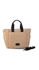 Cartera tipo tote de nylon color malva, con diseño capitoneado de líneas verticales en el frente y rombos en los laterales. Cuenta con doble asa de mano en color negro, bolsillos laterales y un parche decorativo con logo en la parte frontal.