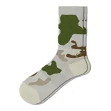 Medias largas con estampado de camuflaje en tonos verde, marrón y beige.