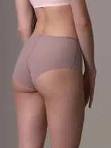 Bombacha hipster de cintura alta color piel, marca Calvin Klein, con logo en la cintura y cobertura trasera moderada.