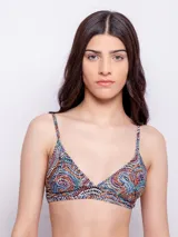 Top de bikini de triángulos fijos con breteles finos regulables, gancho en espalda, forro interior y copas desmontables. Diseño de estampa multicolor.