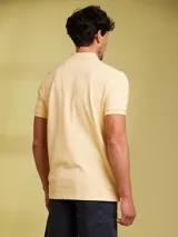 Remera polo salmón de corte regular, confeccionada en algodón. Presenta cuello clásico con botones y logo bordado en el pecho.