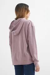 Hoodie de algodón color marrón, con capucha ajustable mediante cordones y bolsillo canguro frontal. Presenta un pequeño estampado blanco en el pecho con la palabra "ORIGIN".