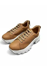 Championes deportivos Euroteens modelo 164906, de color tostado con suela chunky blanca dentada y cordones anchos al tono.