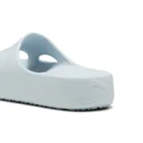 Sandalias de plataforma Puma Shibusa, color celeste, con logo en relieve en la tira.