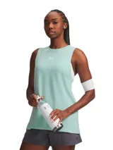 Musculosa deportiva Under Armour de corte holgado, con sisas amplias y cuello redondo acanalado. Presenta el logo de la marca estampado en el centro del pecho.