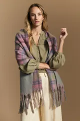 Camisa de manga larga con cuello mao y escote en V. Presenta frunces en el canesú, botones frontales y mangas amplias con puños con botón forrado.