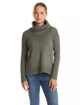 Buzo de punto color bordó con cuello volcado amplio y mangas largas. Presenta una costura central vertical en el frente y diseño con tajos laterales en el ruedo, siendo ligeramente más largo en la parte posterior.