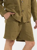 Short de hombre confeccionado en lino premium, con cintura elástica y cordón de ajuste. Presenta un diseño de corte relajado con bolsillos laterales y traseros.