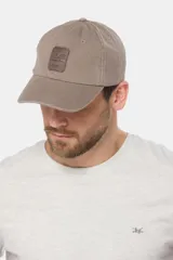 Gorra de béisbol azul de lona con logo en el frente.