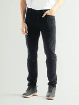 Pantalon de corte clasico confeccionado en pana, color negro, con cierre frontal y bolsillos laterales.
