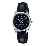 Reloj analógico Casio con caja de acero inoxidable plateada y esfera negra de 28 mm. Presenta índices lineales y números 6 y 12, con correa de cuero negro con textura.