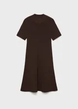 Vestido corto de tejido de punto fino en color marrón chocolate, con cuello perkins y mangas cortas. Presenta un diseño evasé que se ajusta suavemente al cuerpo.
