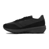 Championes deportivos New Balance modelo U370, color negro monocromático. Presentan una silueta de estilo retro-running con capellada de malla y superposiciones de gamuza. La suela es gruesa y de goma.