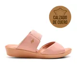 Sandalia casual de cuero color rosa, con plataforma baja y tira ancha elástica en el empeine.