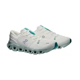 Championes deportivos On modelo Cloud X 5 de color blanco con detalles en verde menta y gris. Presentan capellada de malla transpirable y suela CloudTec con amortiguación Helion.