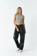 Pantalón cargo negro engomado de corte recto con bolsillos laterales.
