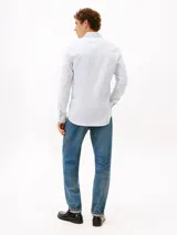 Camisa de manga larga de corte slim de la marca Tommy Hilfiger, color celeste, con cierre frontal de botones, cuello camisero clásico y pequeño logo bordado en el pecho.