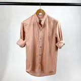 Camisa de manga larga color ladrillo, con cuello mao y logo bordado en el pecho.