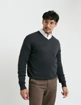 Sweater de punto color ladrillo con cuello en V y mangas largas.