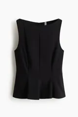 Top sin mangas con escote bote, costuras moldeadoras y pliegues en la cintura que forman un peplum acampanado. Cuenta con cierre oculto en la espalda y diseño de corte sastre en color negro.
