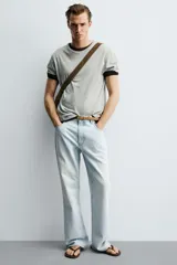 Sandalias de goma blanca Havaianas x Zara, con suela plana con relieve y tiras en el empeine con textura.