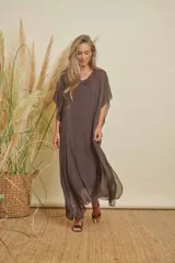 Vestido tipo túnica de seda, color marrón, con escote en V, mangas cortas amplias y diseño holgado con forro interior.