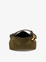 Bolso JW Anderson modelo The JWA Corner de cuero color verde oliva, con correa cruzada de cuero desmontable, eslabón de cadena dorado, logo grabado, cierre de cremallera, bolsillo interior de cuero y forro de algodón.
