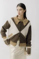 Campera bomber marrón y beige con diseño geométrico, cierre frontal y cuello tejido.