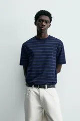 Camiseta de hombre regular fit, color azul marino con rayas horizontales en azul más claro. Tiene cuello redondo y manga corta, con un efecto lavado.